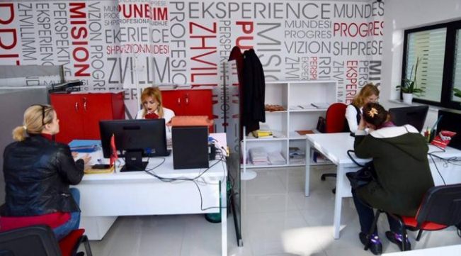 Numri me i madh i punekerkuesve mbi 35 vjec- INSTAT: Me te rinjte zgjedhin te emigrojne